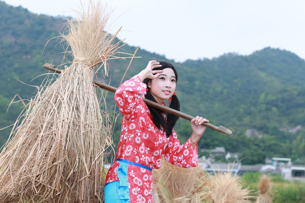 乡村佳人4K超高清壁纸，精选美女图片，4200x2800分辨率，免费下载