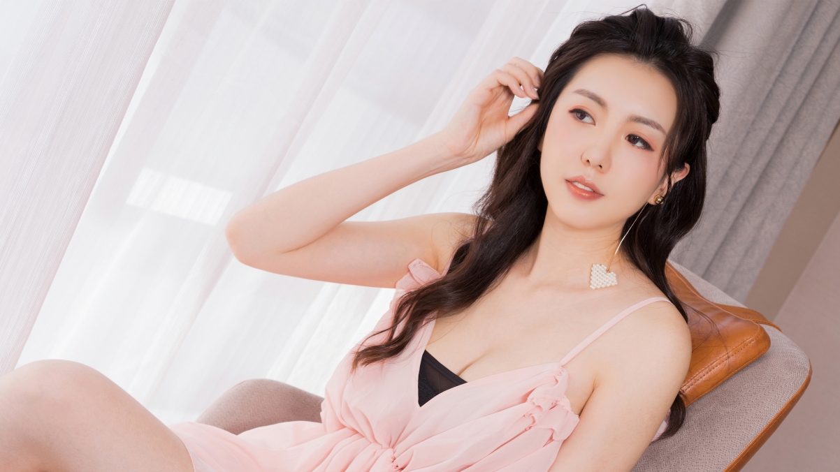 芸斐粉裙美女惊艳亮相！超高清4K壁纸，3840x2160分辨率，畅享视觉盛宴！