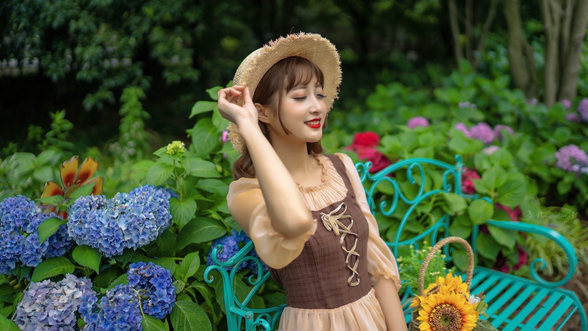 花丛倩影，绝美4K高清壁纸，3840x2160分辨率，美女图片一键下载