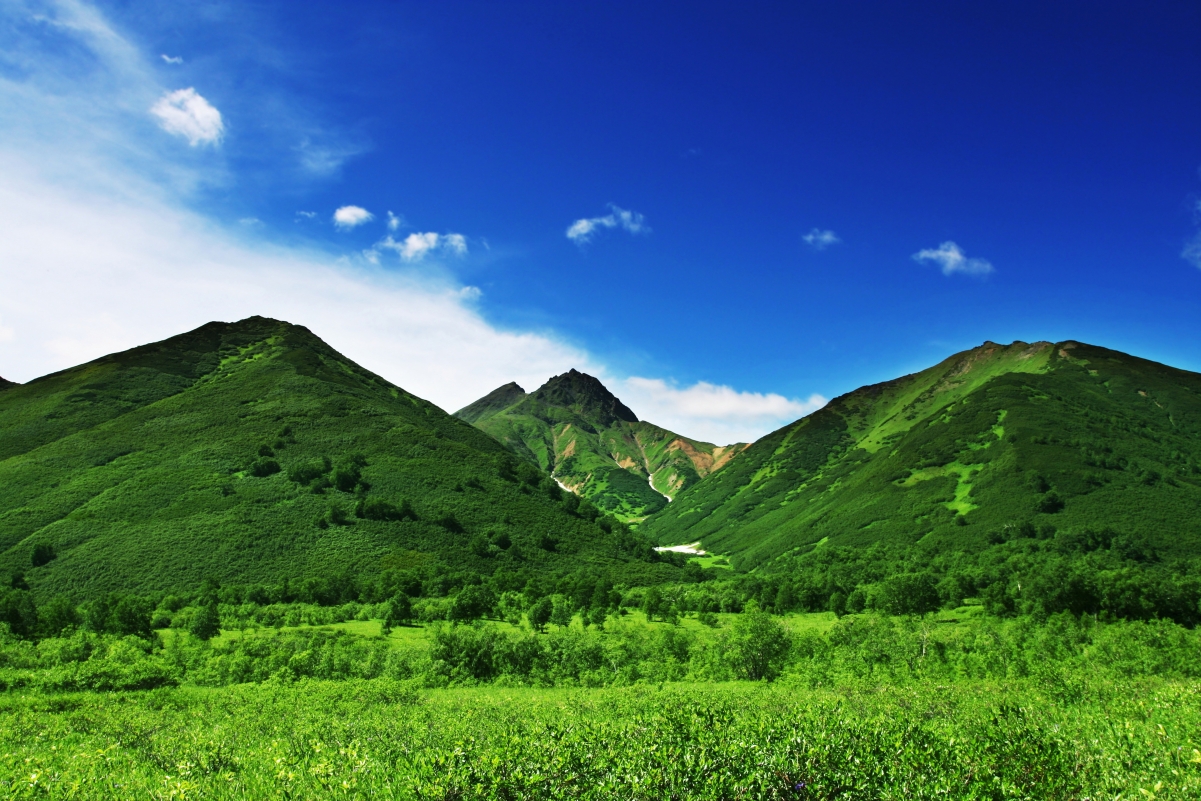 山峦绿意盎然，天空如画美景——4K高清风景壁纸（4200x2800）免费下载