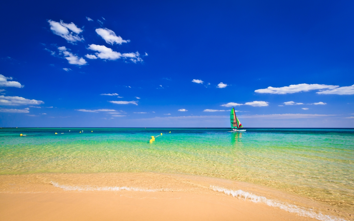 海洋沙滩美景，蓝色天空映衬船影，4K高清风景壁纸下载（4200x2625）