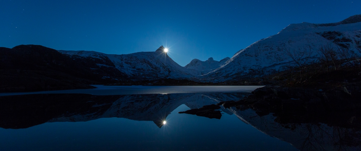 挪威月夜湖景，绝美4K壁纸，高清3440x1440下载欣赏