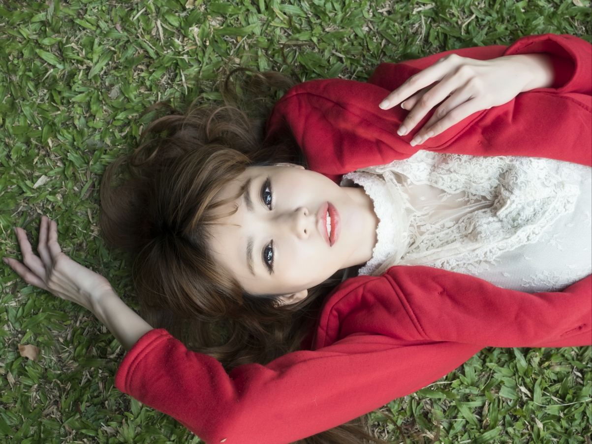 青春草地，女大学生倩影，高清4K摄影壁纸，美女图片精选下载