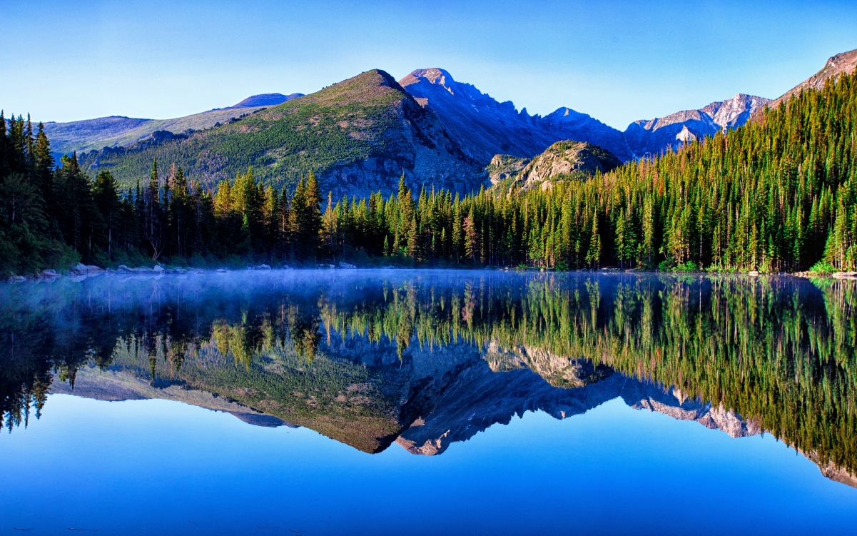 绝美天空湖山森林4K高清风景壁纸，4200x2625超清画质，免费下载！