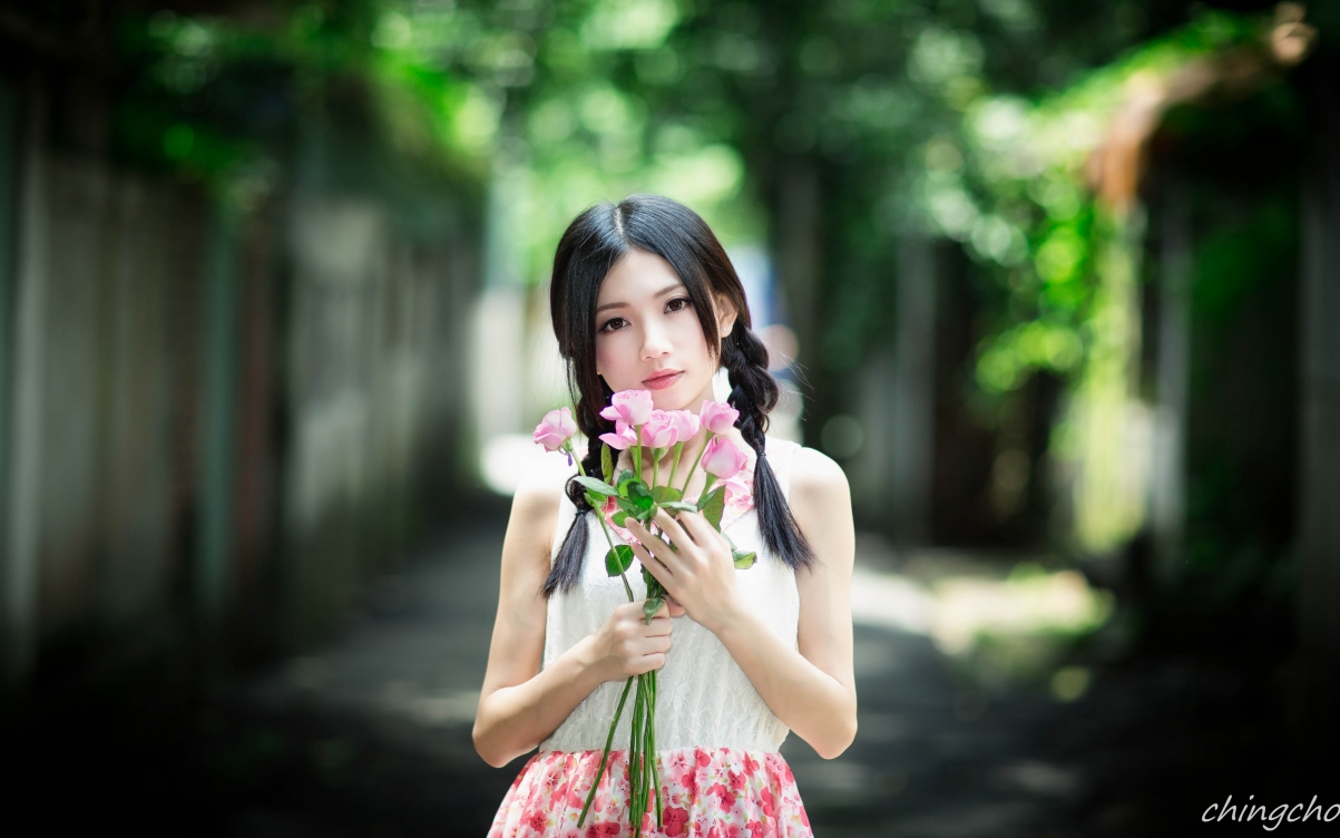 可爱女孩玫瑰壁纸，高清美女图片，5K超清画质，5120x3200分辨率，一键下载！