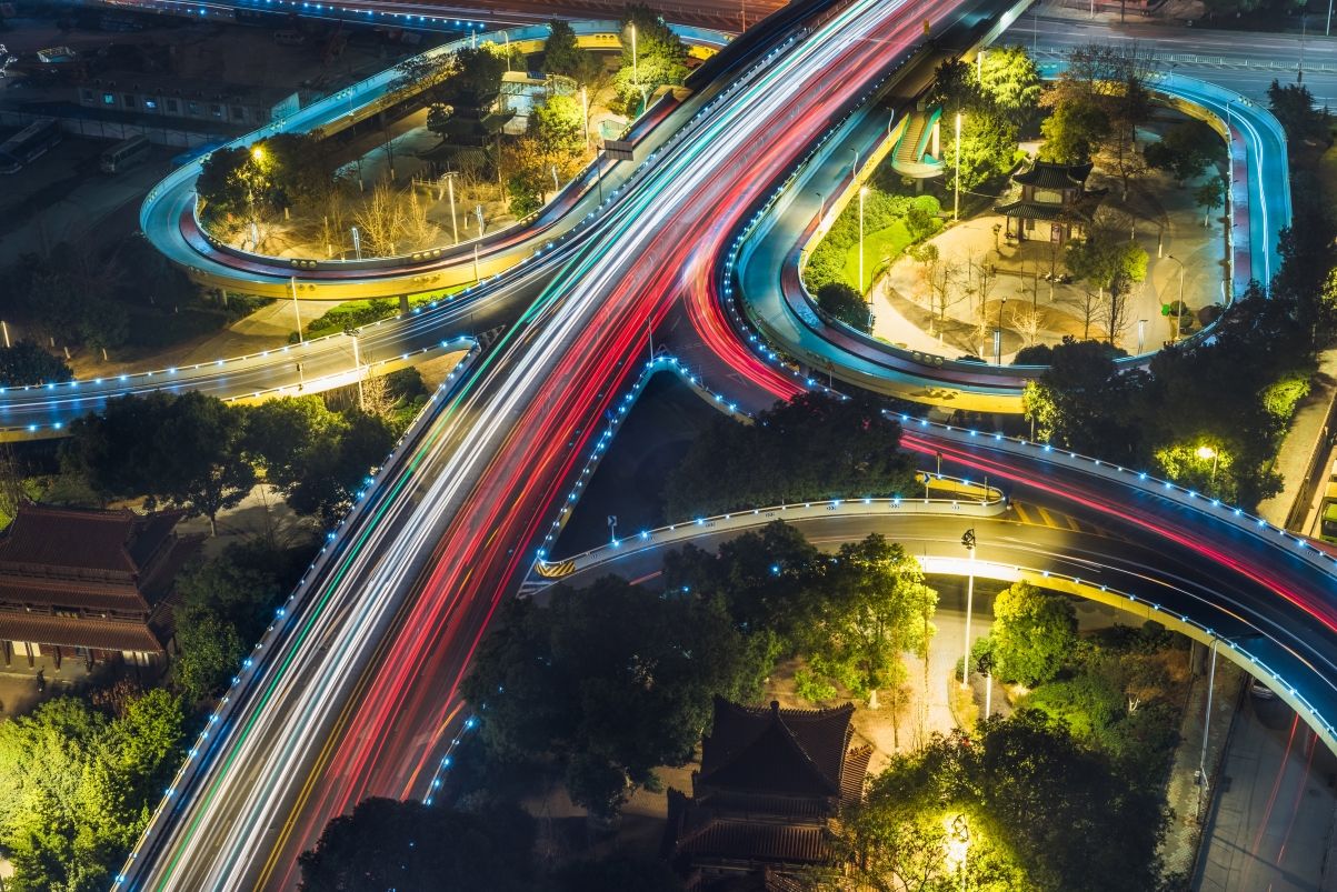 城市夜景，树木与灯光交织的立交桥，6K超清风景壁纸免费下载