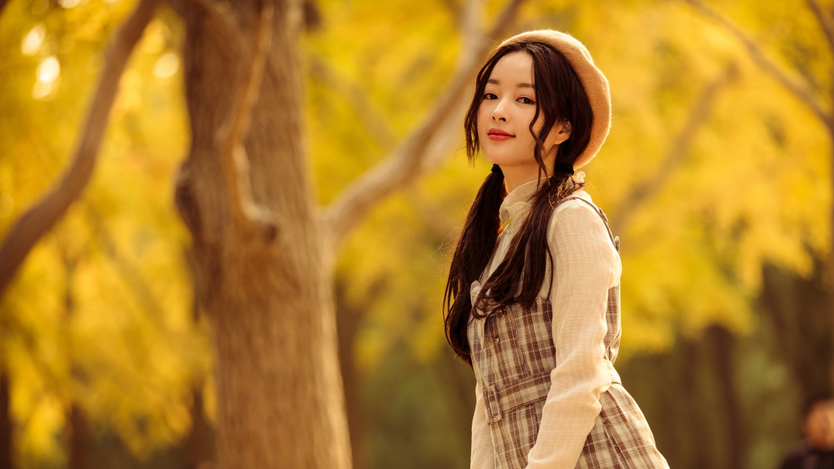 佳丽秋韵，高清4K美女壁纸，3840x2160分辨率，免费下载