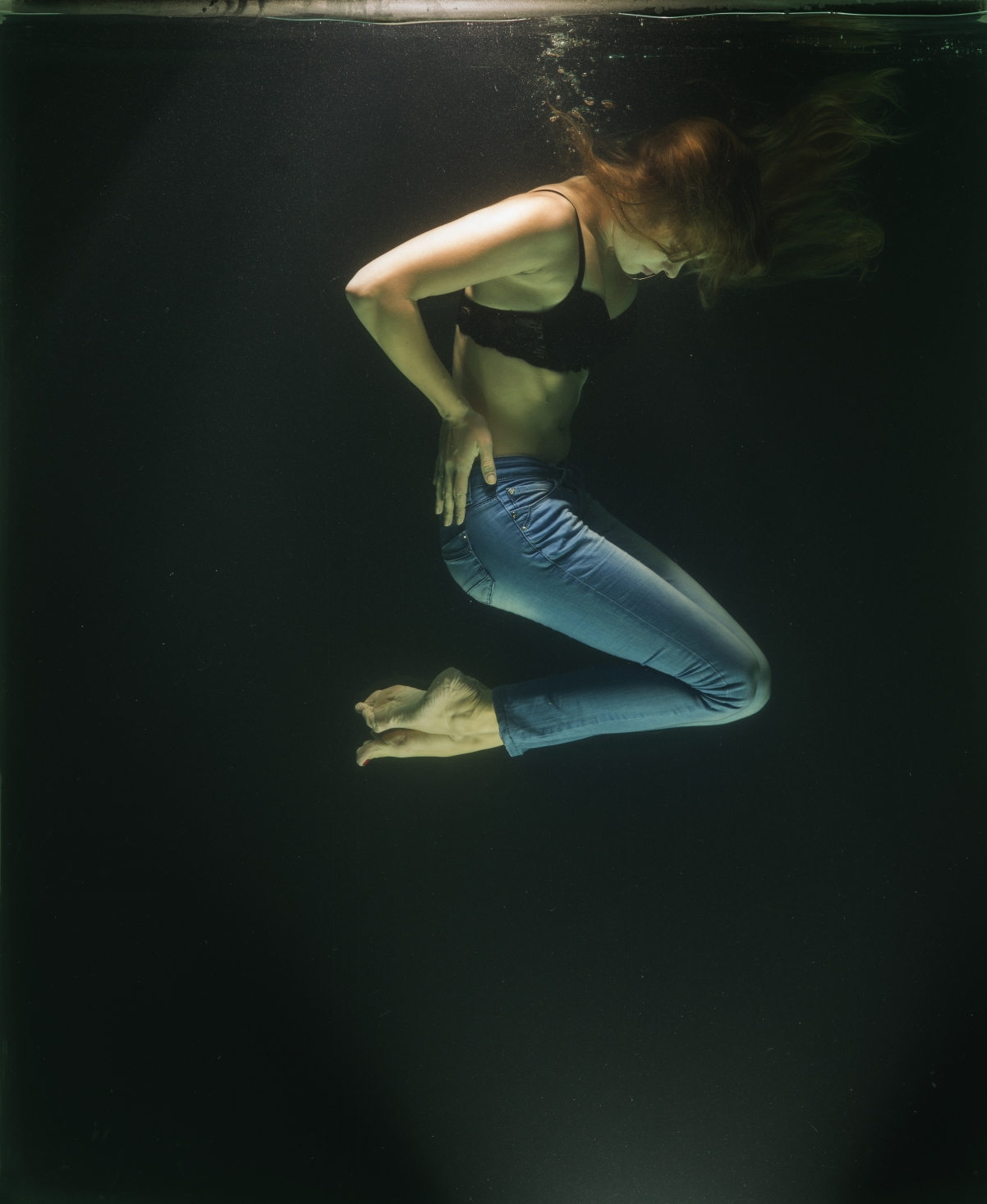 绝美水下女神摄影，4K超清壁纸，高清美女图片，3840x4688分辨率，免费下载