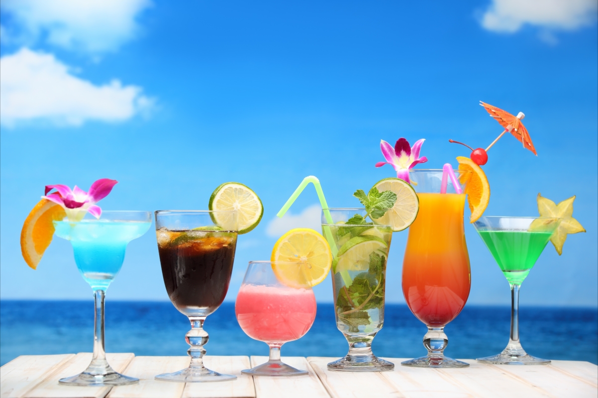 夏日海滩狂欢，鸡尾酒水果相伴，高清5K美景壁纸一键下载