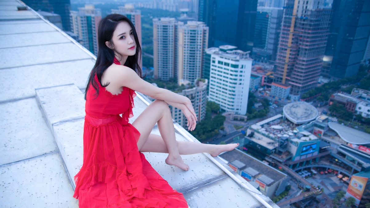 李倩倩粉色裙装天台倩影，绝美4K高清壁纸，3840x2160分辨率下载