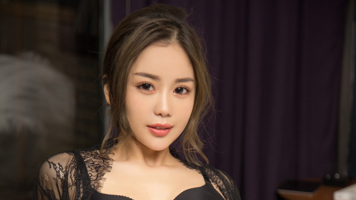 颜亦汐绝美黑色睡衣高清4K壁纸，超清3840x2160画质，一键下载！