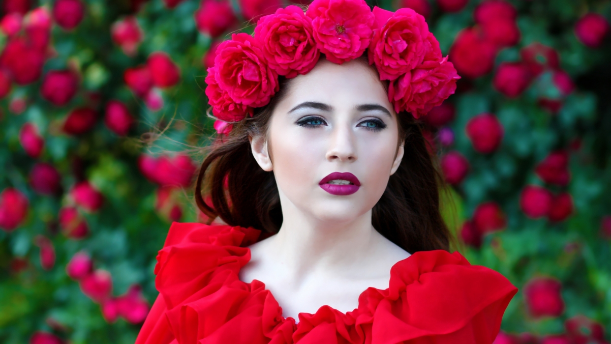 穿红玫瑰花环美女4K超清壁纸，高清3840x2160大图下载