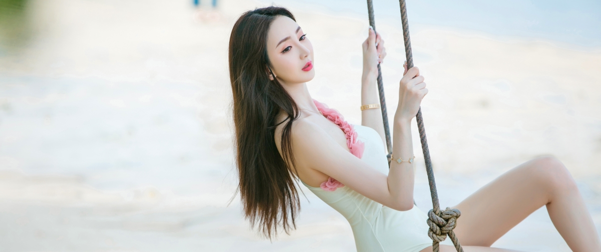海边美女于思琪秋千倩影，高清4K壁纸3440x1440，一键下载