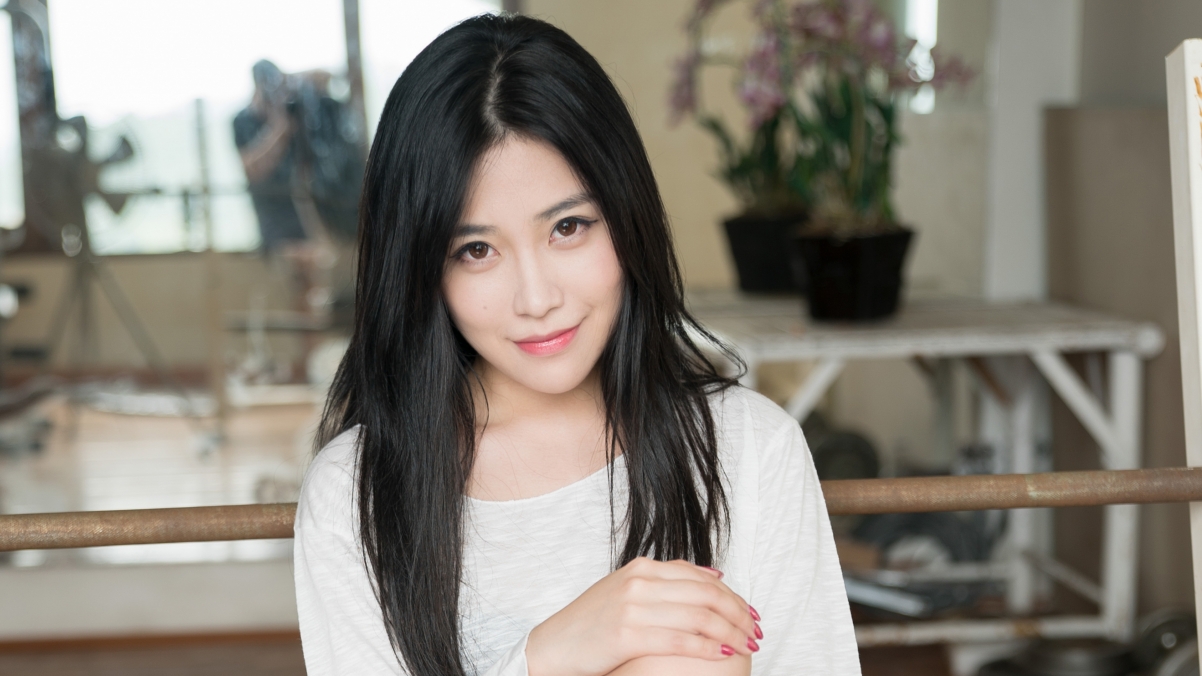 长发美女微笑迷人，4K高清壁纸下载，3840x2160超清分辨率