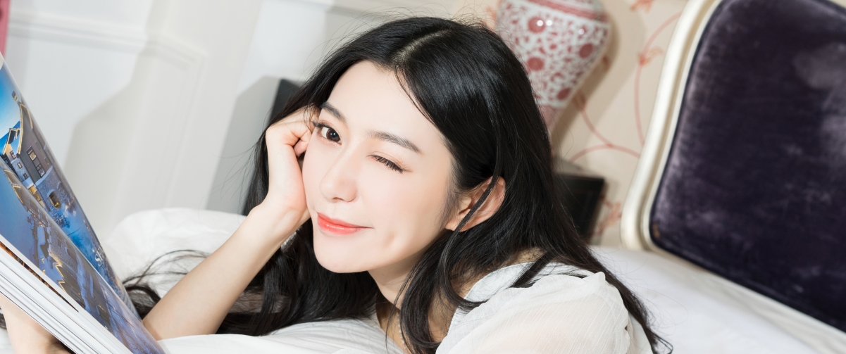 克拉女神小新，迷人酒窝美女4K高清壁纸，3440x1440分辨率下载