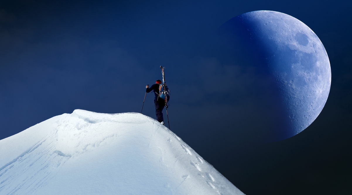 月球雪山远足之旅，超级月亮下的雪景，4K高清人物壁纸下载（4500x2500）
