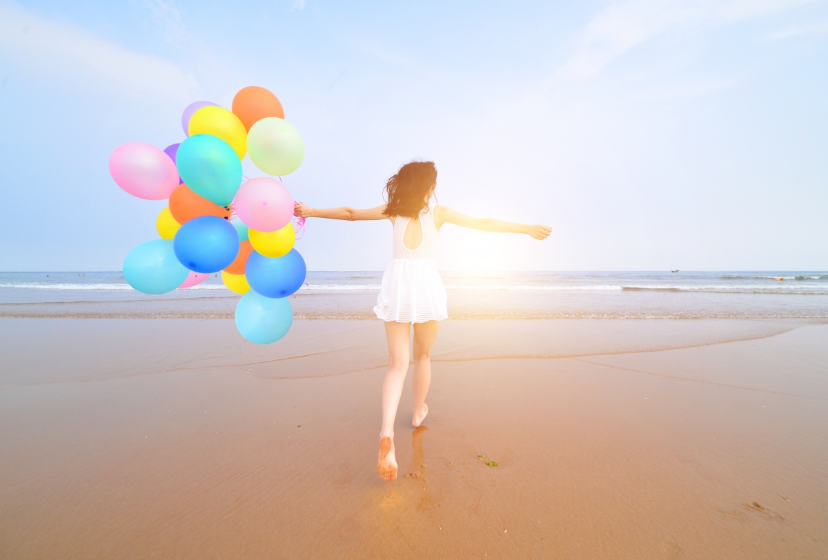 夏日海滩，缤纷气球映衬下的女孩倩影，高清5K人物壁纸下载