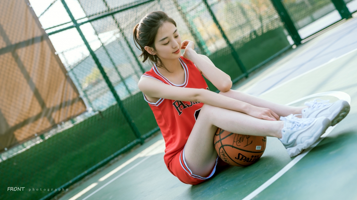 4K超清美女篮球服壁纸，3840x2160高清大图，免费下载