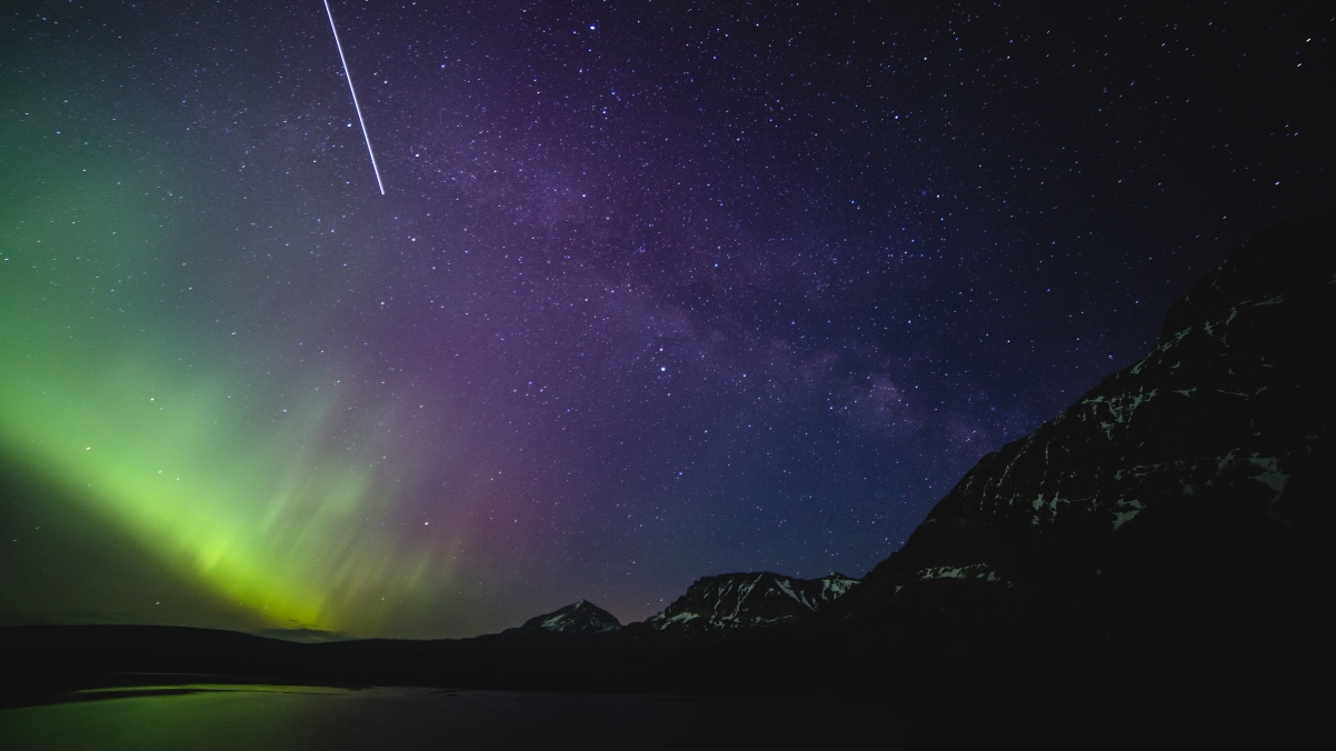 达圣玛丽湖，璀璨银河系与冰川星空4K高清壁纸，3840x2160极致美景下载