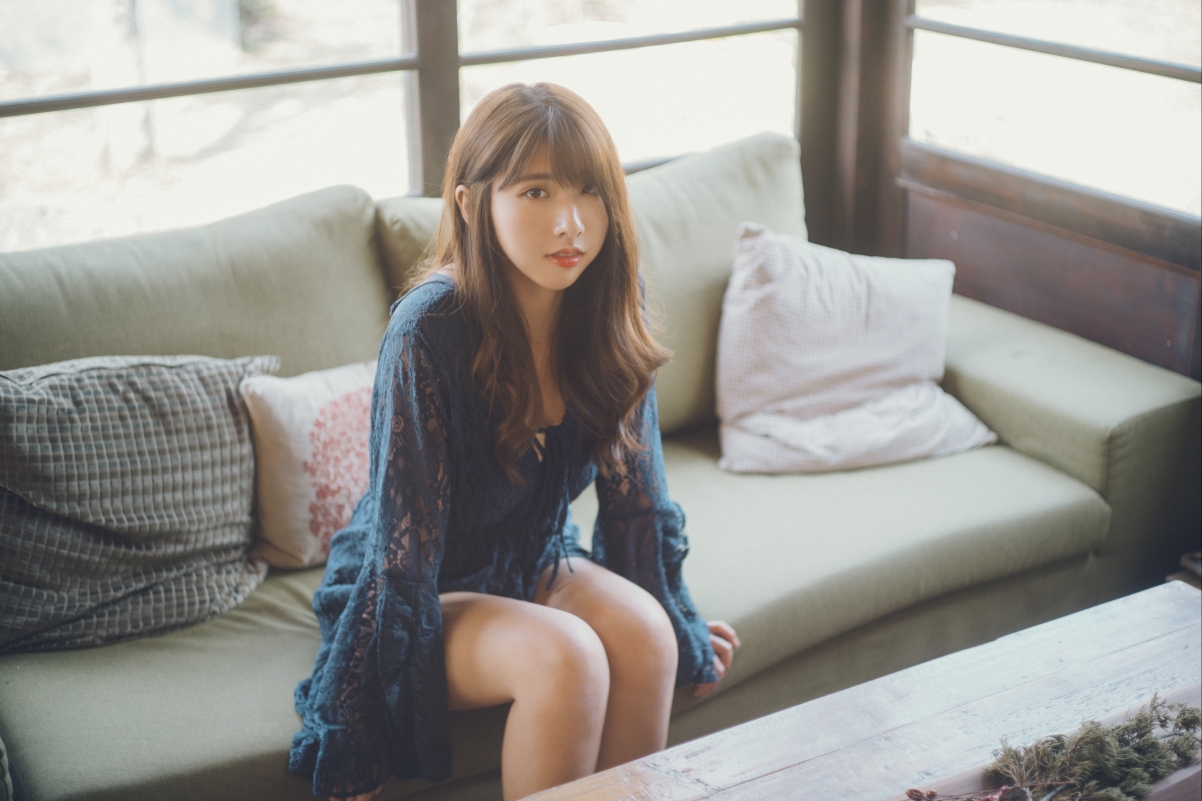 清纯美女长发坐沙发，超清4K壁纸，高清3840x2560图片免费下载