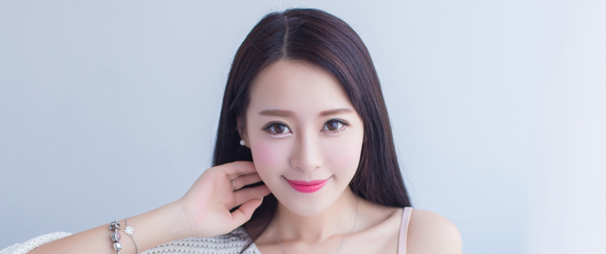 王曼妮魅力四溢，香肩诱人4K高清壁纸，3440x1440分辨率，免费下载欣赏