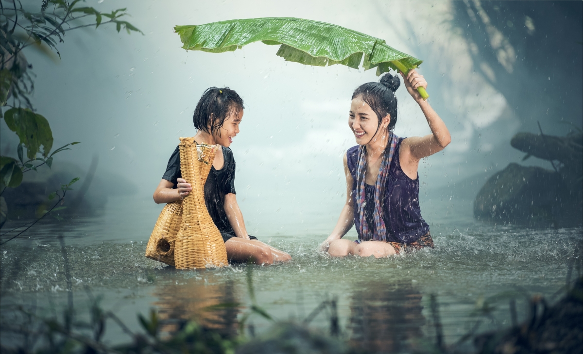 柬埔寨雨景，池塘边年轻美女，4K高清壁纸免费下载