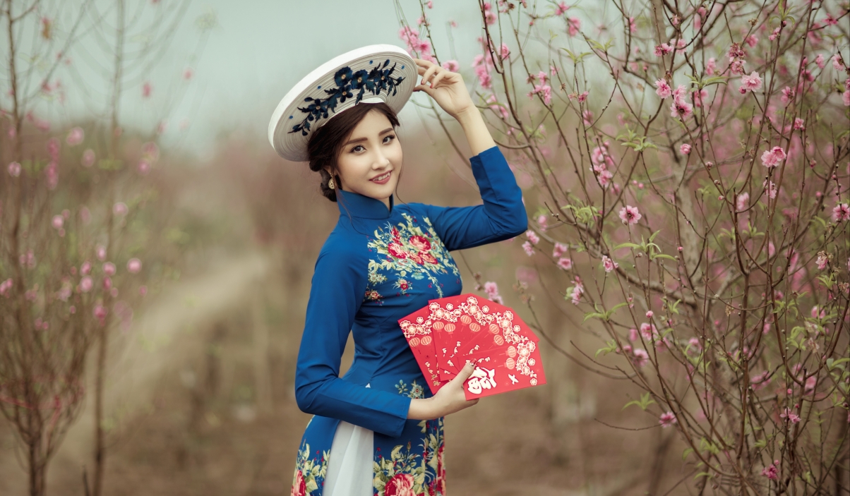 美女旗袍盛宴，红包桃花相伴，精选5K高清壁纸，4K美女图片惊艳呈现，5625x3285超清下载