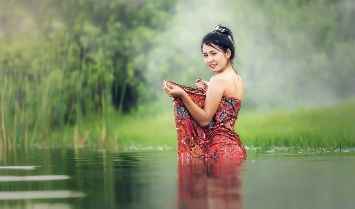柬埔寨美女沐浴河流美景，超高清4K壁纸，4000x2358像素免费下载
