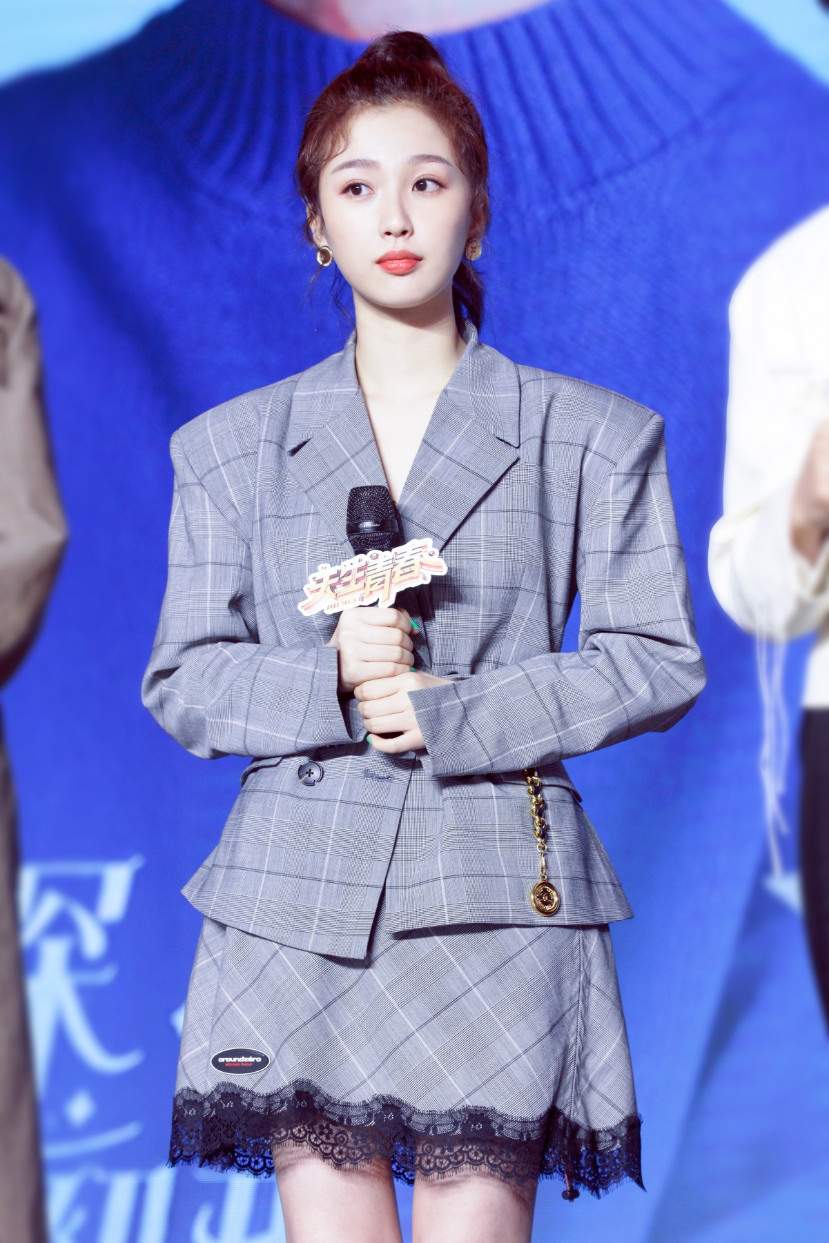 虞书欣绝美竖屏4K壁纸，高清美女图片，2730x4096分辨率，一键下载