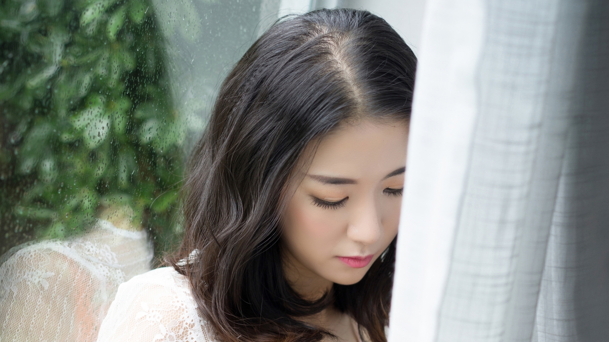 宁宁窗前窗帘写真，高清4K美女壁纸，3840x2160分辨率，免费下载