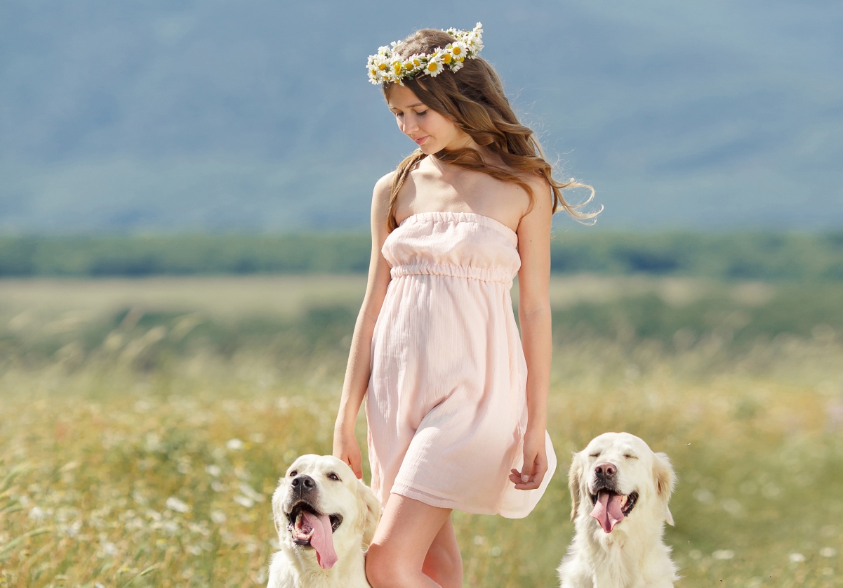 棕发美女微笑如花，与爱犬共度美好时光，4K摄影壁纸高清下载