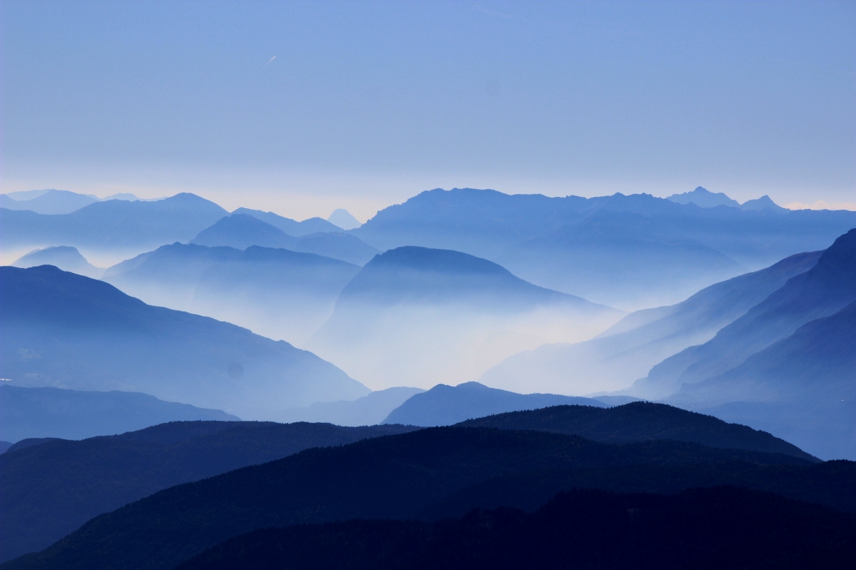 绝美蓝天云雾景，5K高清壁纸下载，分辨率5184x3456