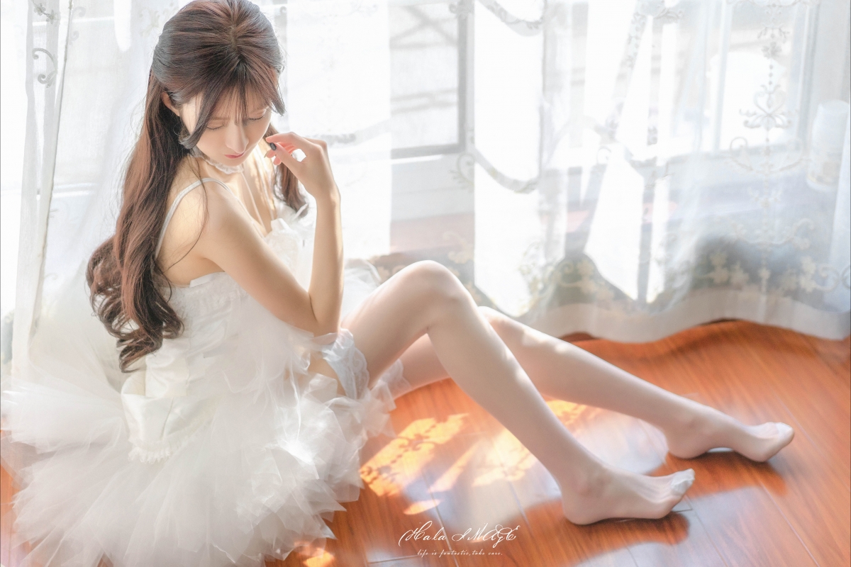 优雅白纱裙配丝袜美女，绝美4K壁纸高清下载（4000x2668）