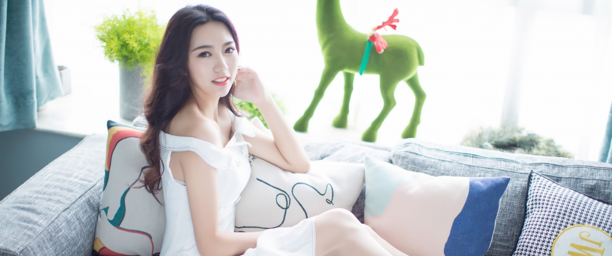 嫣儿白色裙装魅力尽显，高清4K美女壁纸，3440x1440分辨率，养眼身材美女图片，一键下载