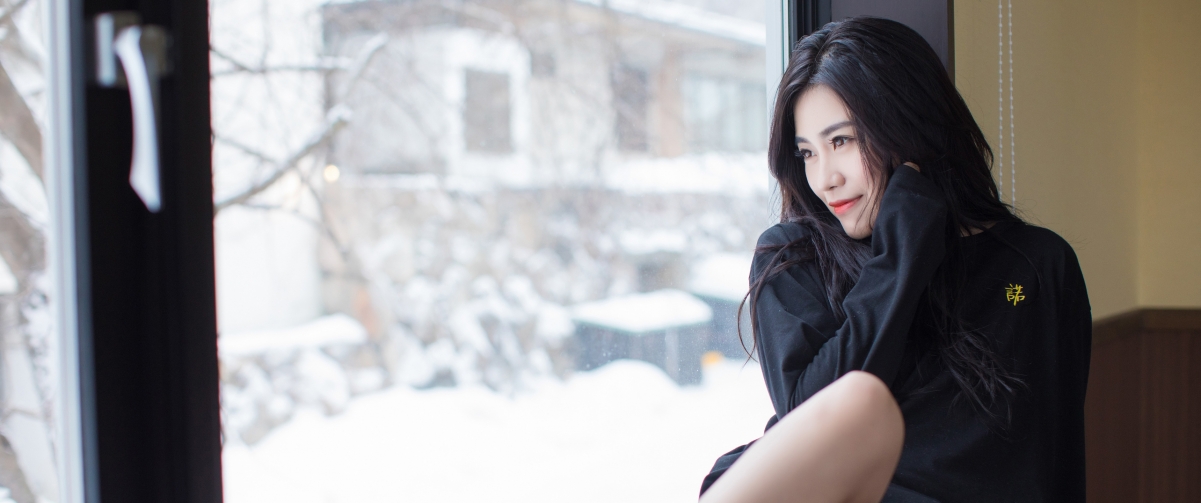 许诺精选，窗台美女养眼4K壁纸，高清3440x1440分辨率，一键下载