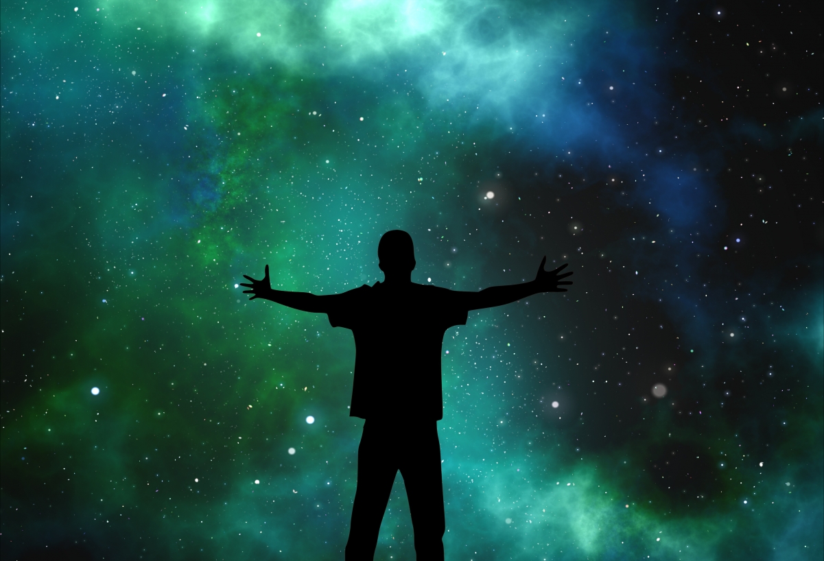 宇宙剪影，人与夜空的深情拥抱，高清4K星空壁纸免费下载