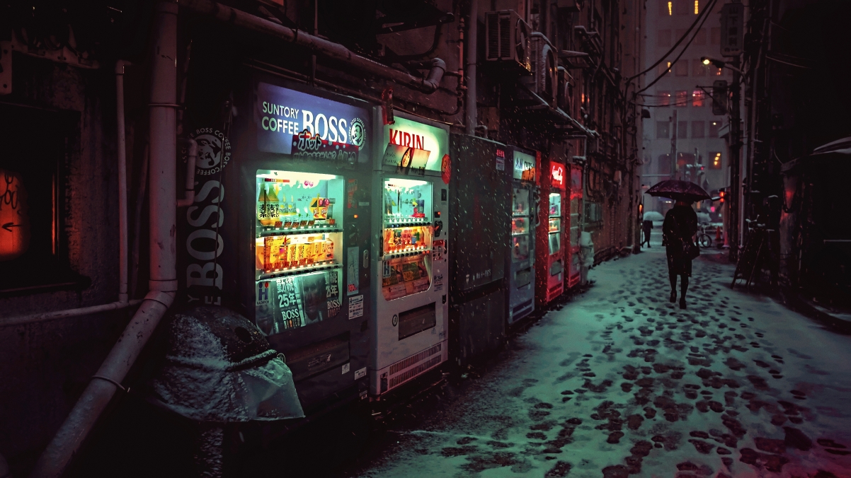 城市夜景，街道行人与自动售饮料机，4K高清壁纸免费下载