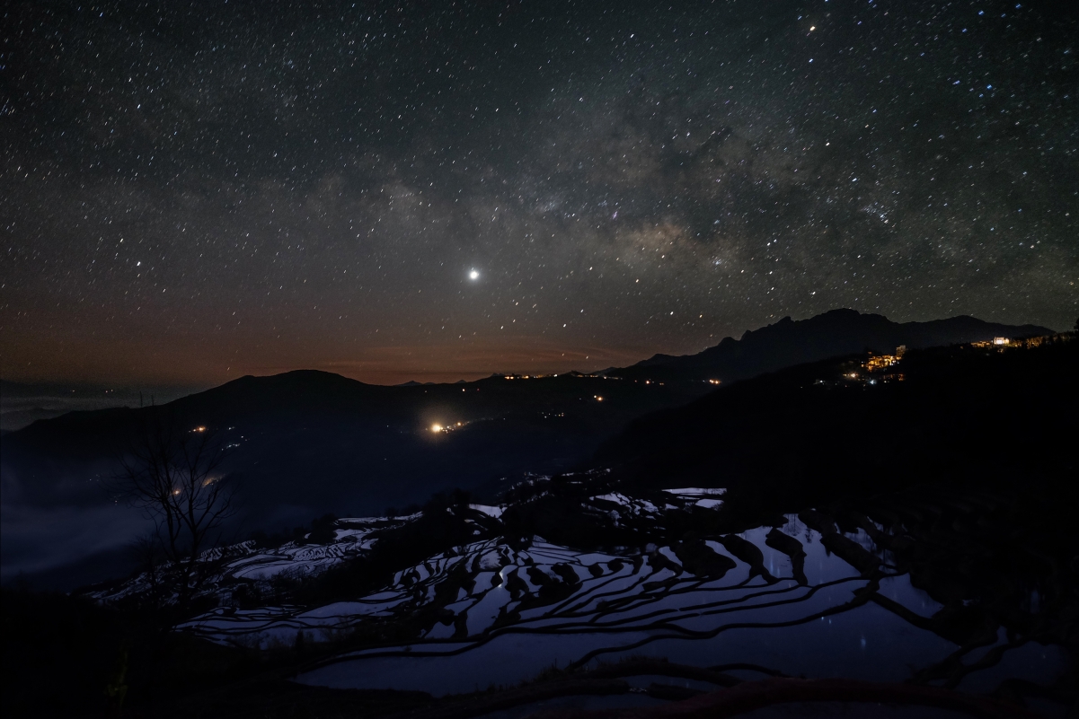 星空下的山与梯田夜景，绝美4K高清壁纸，4200x2800免费下载
