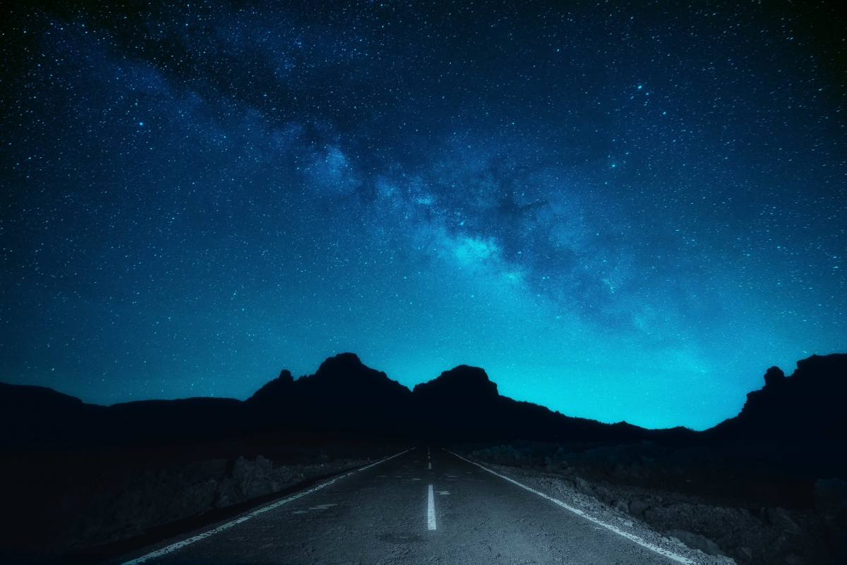 夜幕下的银河星光，道路空间美景，高清7K壁纸与4K风景图片下载，尽享7360x4912极致视觉盛宴