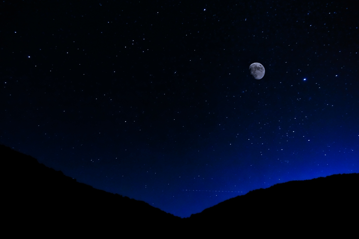 夜间星辰月亮美景，5K超清风景壁纸，4K高清图片，5472x3648分辨率，一键下载