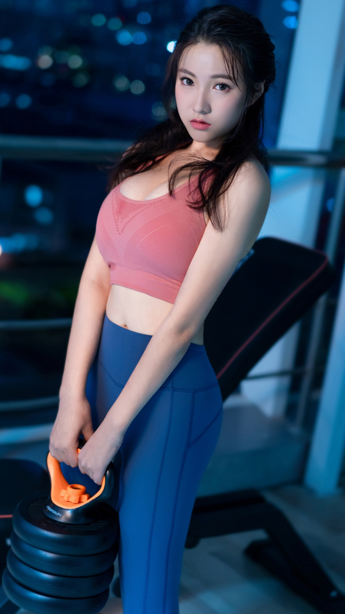 克拉女神YOYO，运动美女健身房风采，超清4K竖屏手机壁纸下载