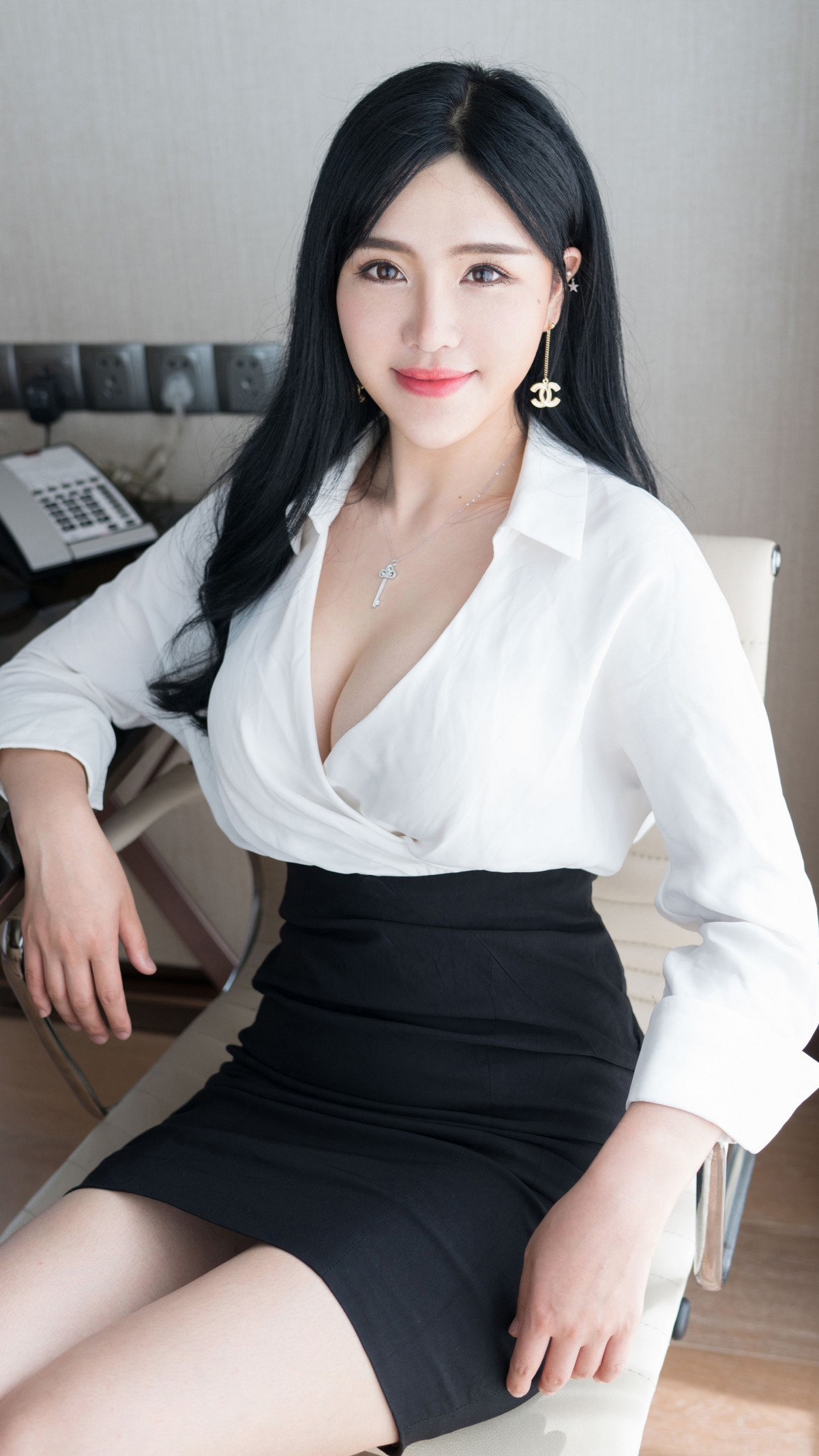 刘钰儿黑白职业装4K超高清壁纸，2160x3840精美画质，手机下载专属美照