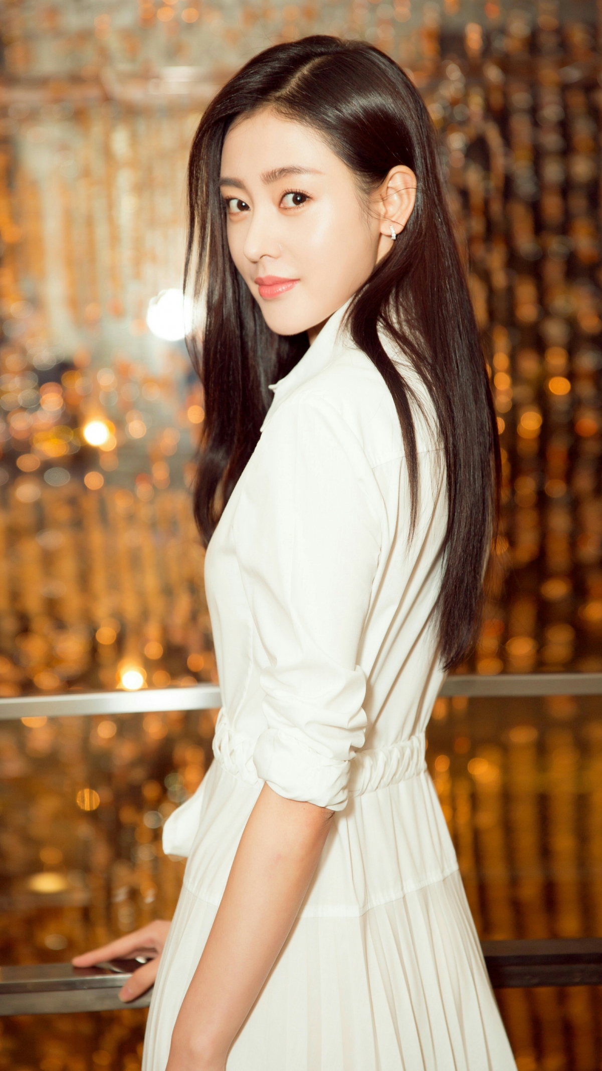 张天爱绝美白色长裙，超高清4K手机壁纸，2160x3840分辨率，一键下载！