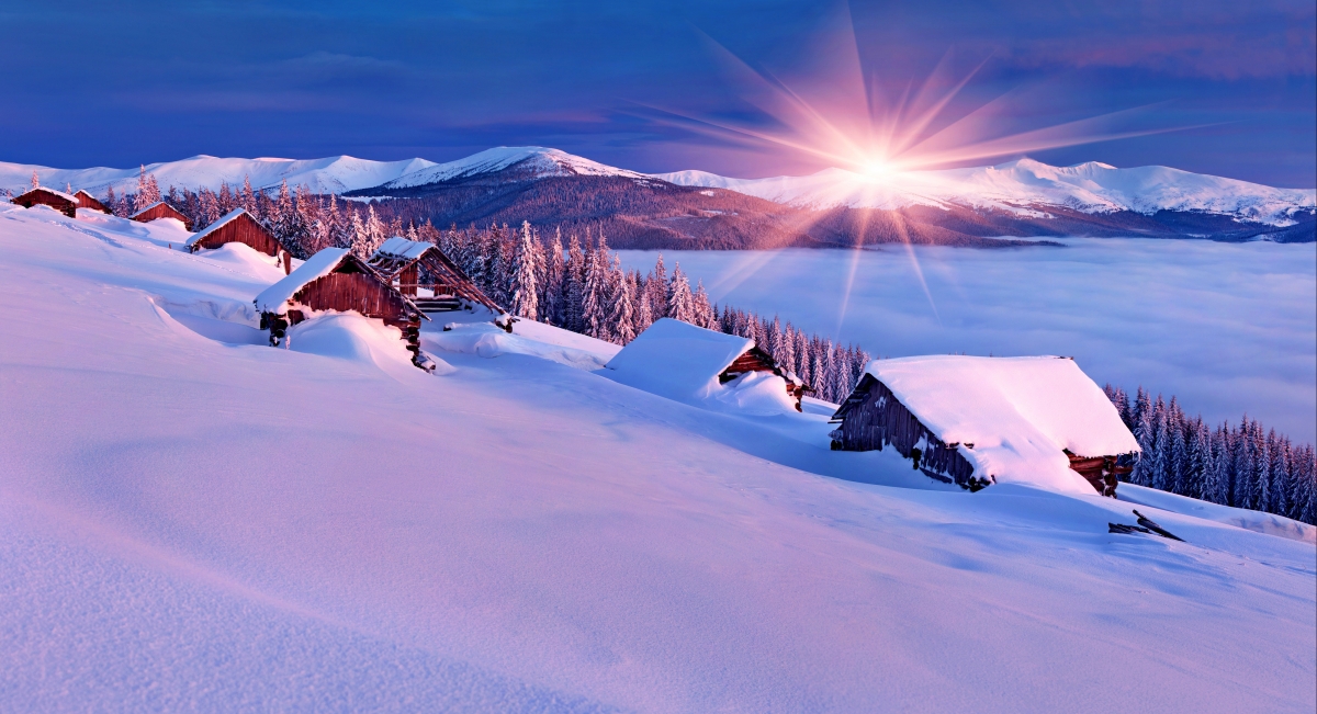 冬日雪景美如画，高清4K房子雪景天空阳光风景壁纸下载（4000x2171）