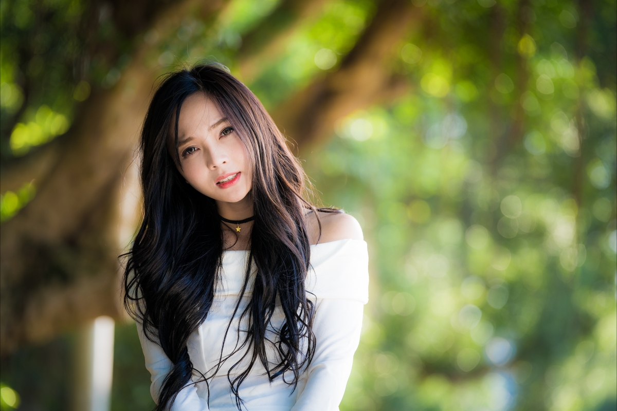 4K高清美女壁纸，长发白裙，绿色背景，4000x2668像素下载