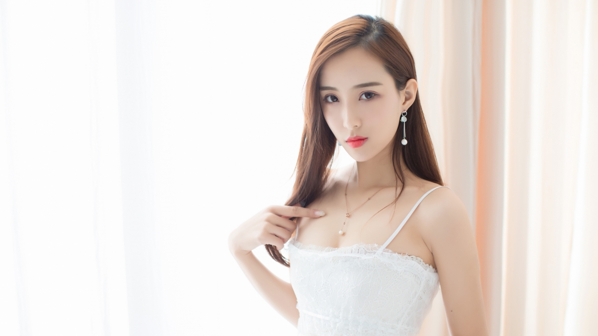 白裙长发女神与萌猫共绘，绝美4K壁纸高清下载，3840x2160分辨率
