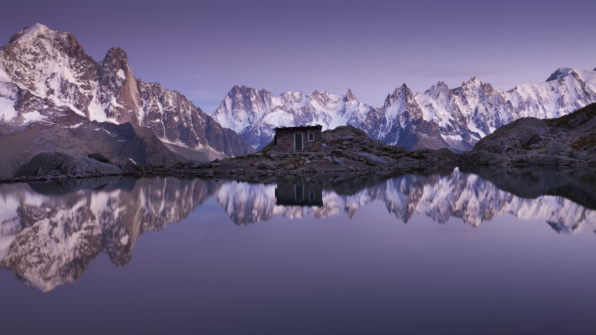【4K高清】静谧山脉与湖水美景，自然风光壁纸3840x2160，免费下载