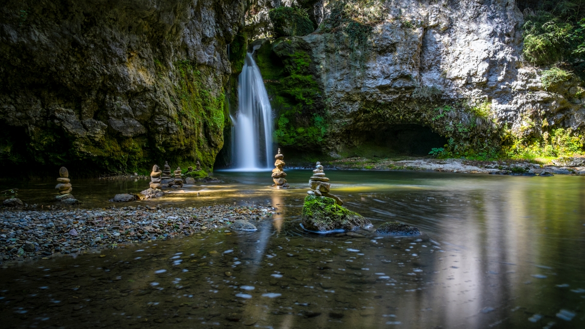禅园瀑布绝美4K风景，高清壁纸3840x2160，一键下载尽享自然之美