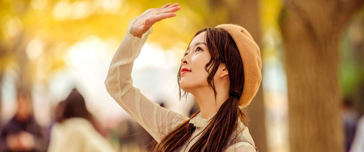 秋韵满屏，3440x1440高清美女壁纸，尽享4K视觉盛宴，一键下载
