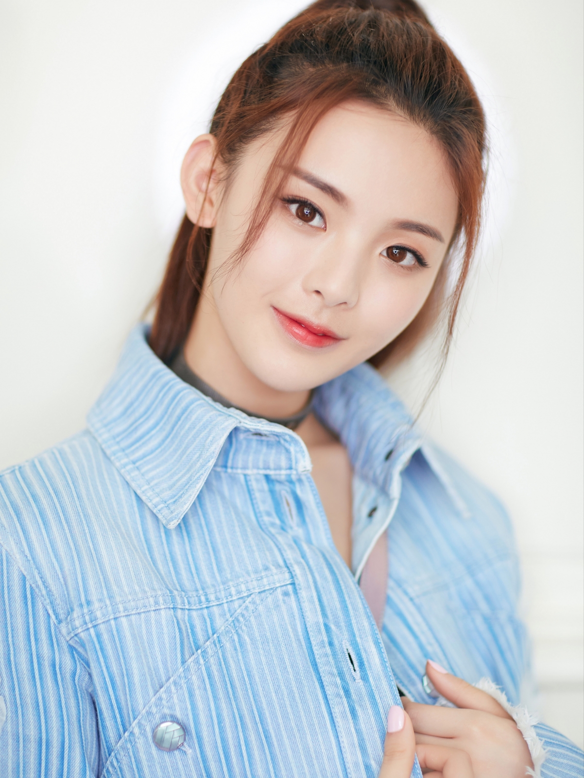 杨超越绝美4K手机壁纸，高清2875x3834大图，一键下载！